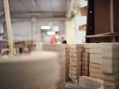 Stockage de planches de bois pour l'atelier menuiserie.