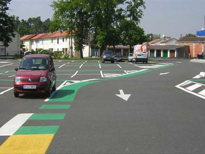 Un parking avec des peintures de signalisation.