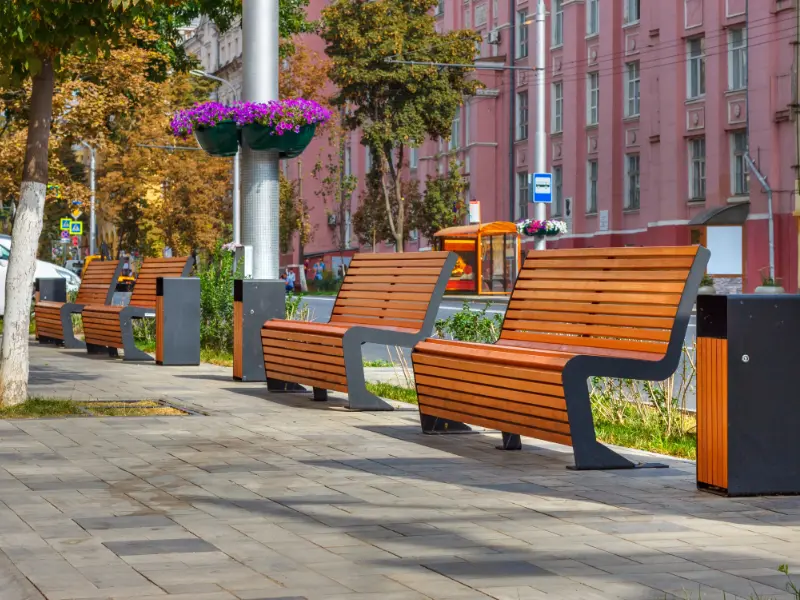 Des bancs publics en bois.